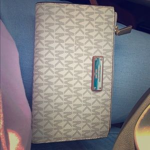 Michael Korda Vanilla Wallet